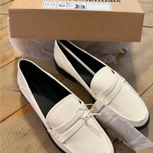 NWT Women’s Classic White Loafers